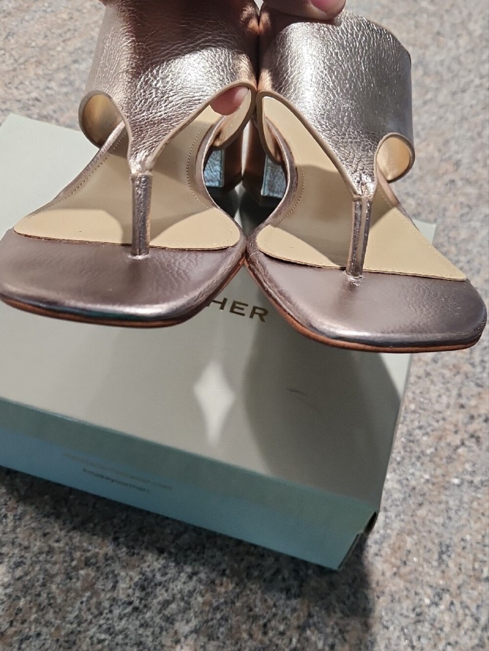 Marc Fisher Bronze Gold Scalloped Thong Sandals Size 9 - Picture 7 of 9